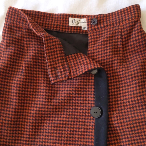 NWT. Woman's Full lined 100% wool blazer and skirt matching set. - Picture 6 of 8